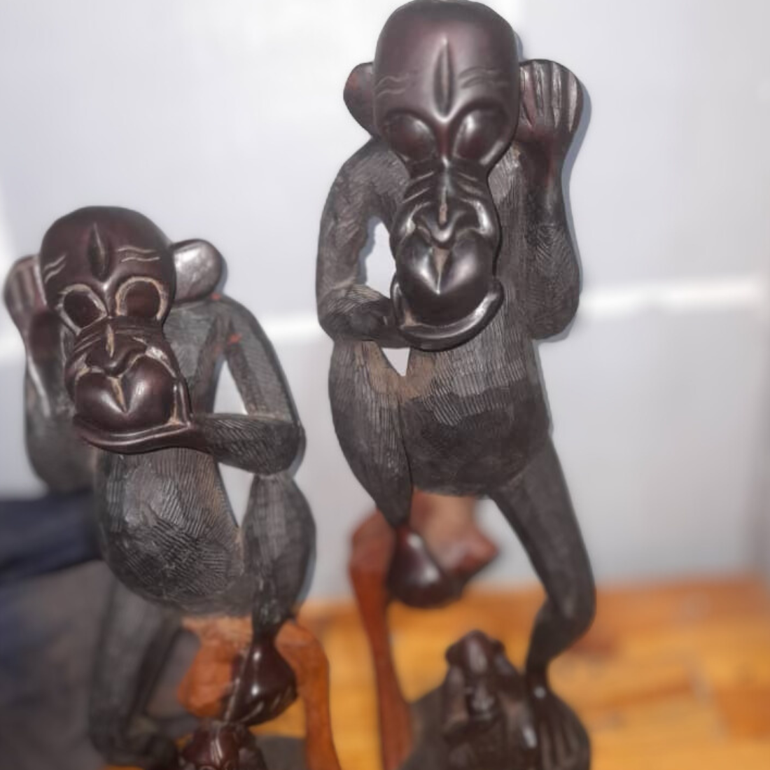 Affenskulptur handgeschnitzt