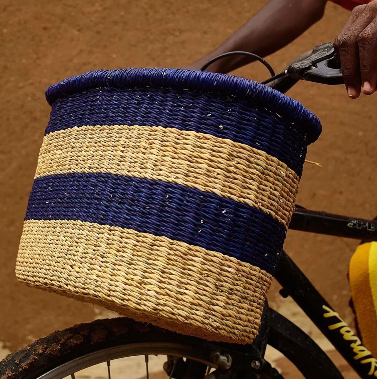 Handgefertigter Fahrradkorb aus Ghana – Robust und Stilvoll