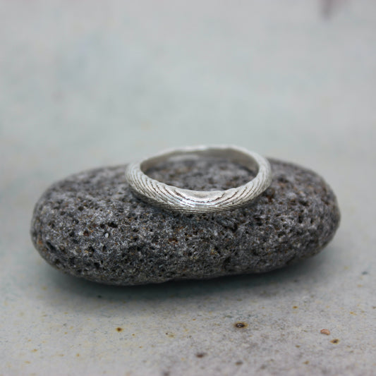 Jom ring – Cuttlefish Texture, handgefertigter Schmuck aus recyceltem Silber von Green Wave Jewellery