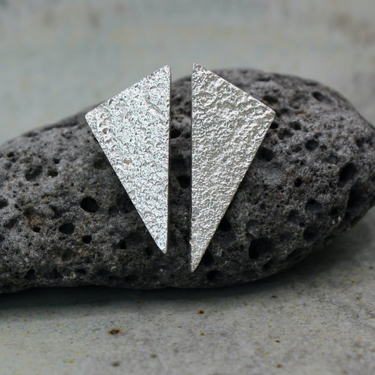Asamaan studs – Sand Texture, handgefertigter Schmuck aus recyceltem Silber von Green Wave Jewellery
