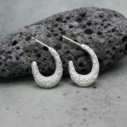 Laff hoops – Sand Texture, handgefertigter Schmuck aus recyceltem Silber von Green Wave Jewellery