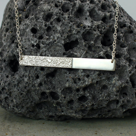 Horizon Necklace – Sand Texture, handgefertigter Schmuck aus recyceltem Silber von Green Wave Jewellery