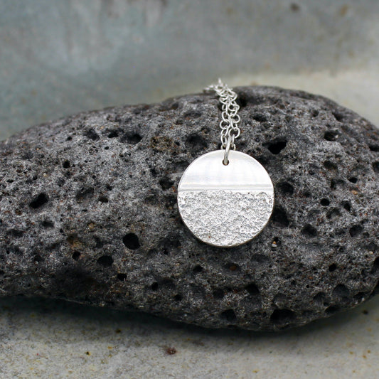 Àdduna Necklace – Sand Texture, handgefertigter Schmuck aus recyceltem Silber von Green Wave Jewellery