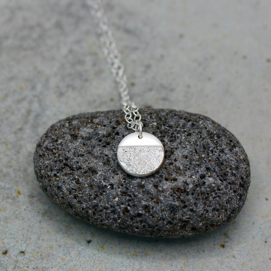 Small Àdduna Necklace – Sand Texture, handgefertigter Schmuck aus recyceltem Silber von Green Wave Jewellery