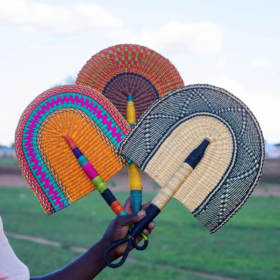 Handgefertigter Fächer aus Ghana – Stilvoll und Praktisch