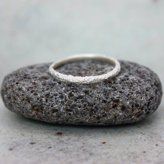 Tiny Mbégté ring – Sand Texture, handgefertigter Schmuck aus recyceltem Silber von Green Wave Jewellery