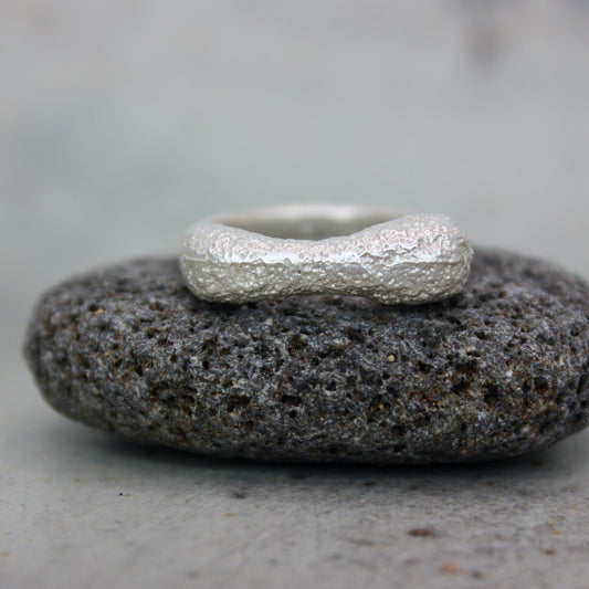 Jigéen Ring – Sand Texture, handgefertigter Schmuck aus recyceltem Silber von Green Wave Jewellery
