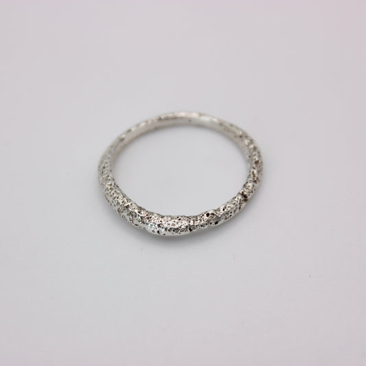 Jom ring – Sand Texture, handgefertigter Schmuck aus recyceltem Silber von Green Wave Jewellery