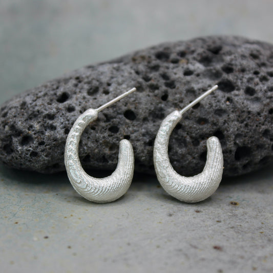 Laff hoops – Cuttlefish Texture, handgefertigter Schmuck aus recyceltem Silber von Green Wave Jewellery