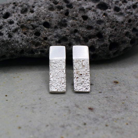 Horizon studs – Sand Texture, handgefertigter Schmuck aus recyceltem Silber von Green Wave Jewellery