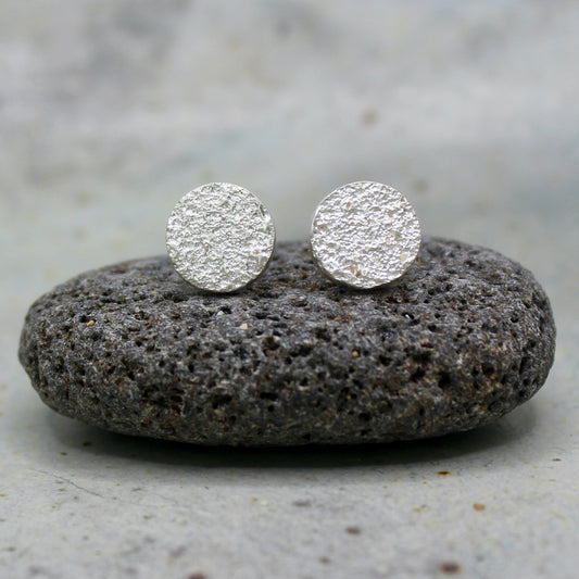 Small Àdduna studs – Sand Texture, handgefertigter Schmuck aus recyceltem Silber von Green Wave Jewellery