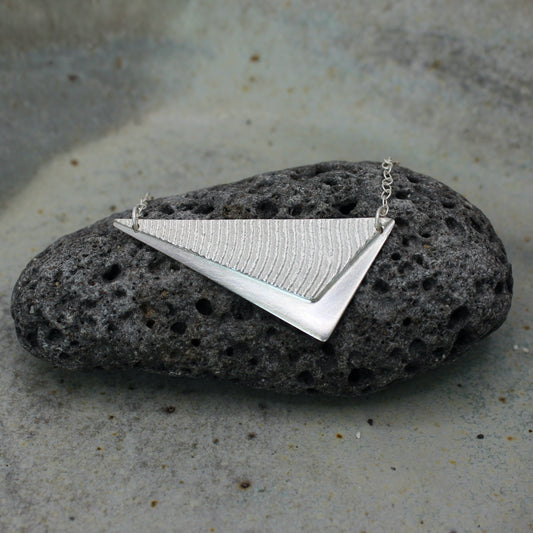 Tund Necklace – Cuttlefish Texture, handgefertigter Schmuck aus recyceltem Silber von Green Wave Jewellery