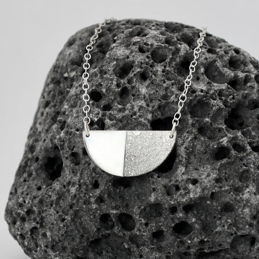 Half Moon Necklace – Sand Texture, handgefertigter Schmuck aus recyceltem Silber von Green Wave Jewellery