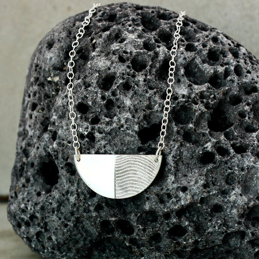 Half Moon Necklace – Cuttlefish Texture, handgefertigter Schmuck aus recyceltem Silber von Green Wave Jewellery