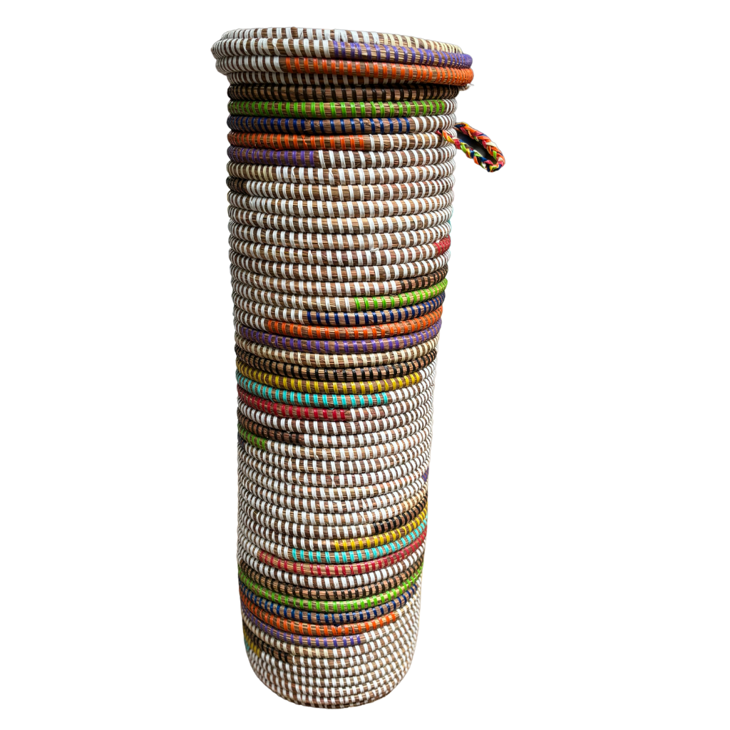 Handgefertigter, hoher afrikanischer Korb aus nachhaltigen Naturfasern mit bunten Akzenten, gefertigt von senegalesischen Kunsthandwerkern.