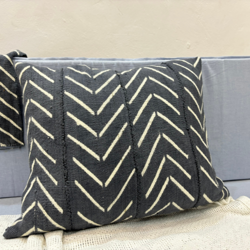 Bogolan-Kissen mit geometrischem Muster in Schwarz und Weiß – handgefertigt – ADUNARTS®