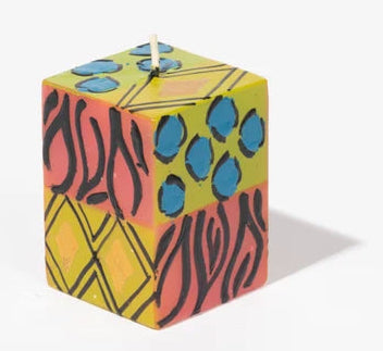 KAPULA Afro Chic – kleine handbemalte Cube-Kerze mit farbenfrohen Mustern