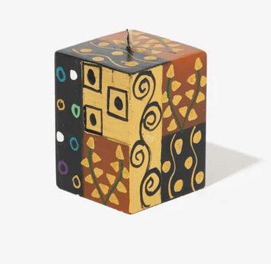 KAPULA Ukukhanya Earth – handbemalte Cube-Kerze aus Südafrika mit geometrischen Mustern